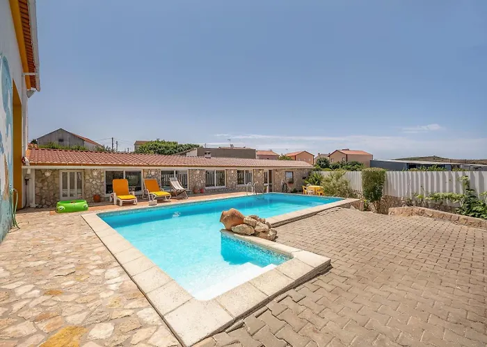 Villa Eclectic oasis with poolside charm in Arranhó foto